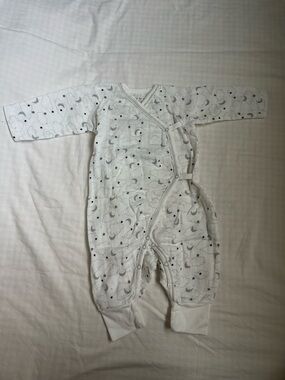 NWOT White Muslim Baby Wrap Snap Onesie with Cloud & Moon Print